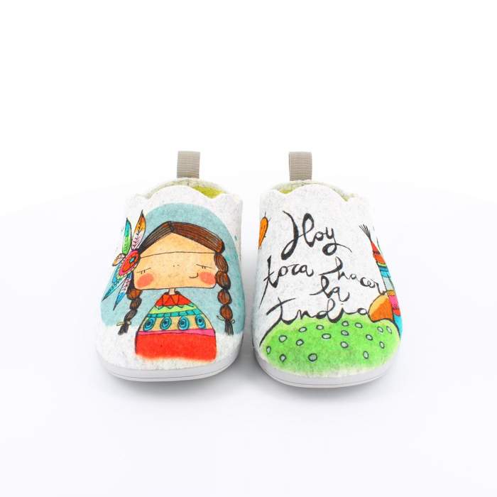 vista frontal de zapatillas de estar por casa super comodas