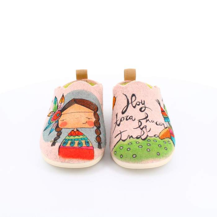 vista frontal de zapatillas de estar por casa de fieltro rosa originales