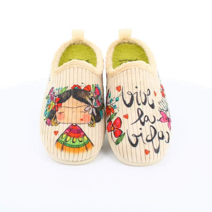 Zapatillas de estar por casa con ilustraciones de MadebyCarol en color beige para mujer