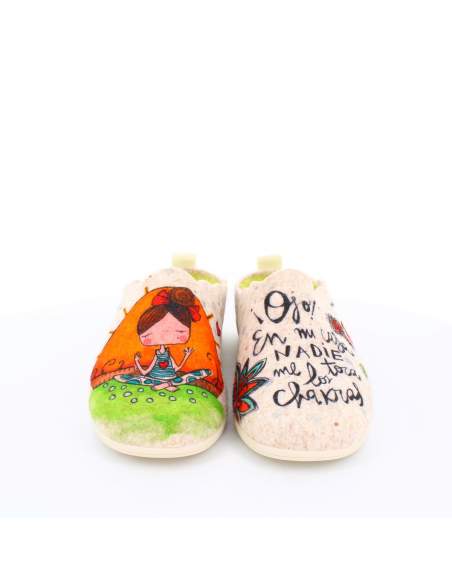 Vista frontal de zapatillas de estar por casa con ilustración de "Ojo, en mi casa nadie me toca los chakras"