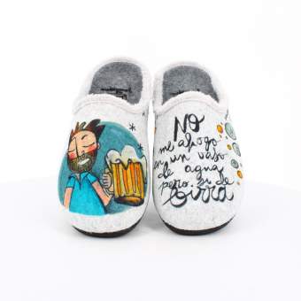Zapatillas de estar por casa con mensajes originales para hombre en color gris con ilustración de Birra