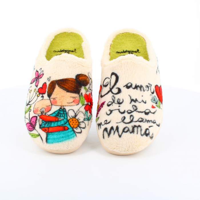 Zapatillas de estar por casa fabricadas en españacon mensajes para mujer "El amor de mi vida me llama mama"