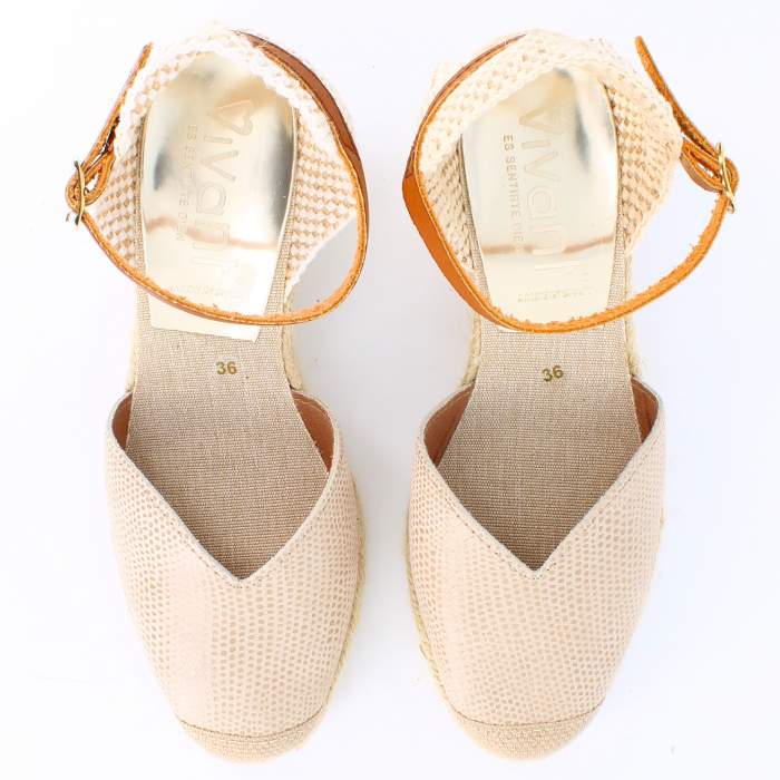 Vista superior de sandalias de yute beige para mujer