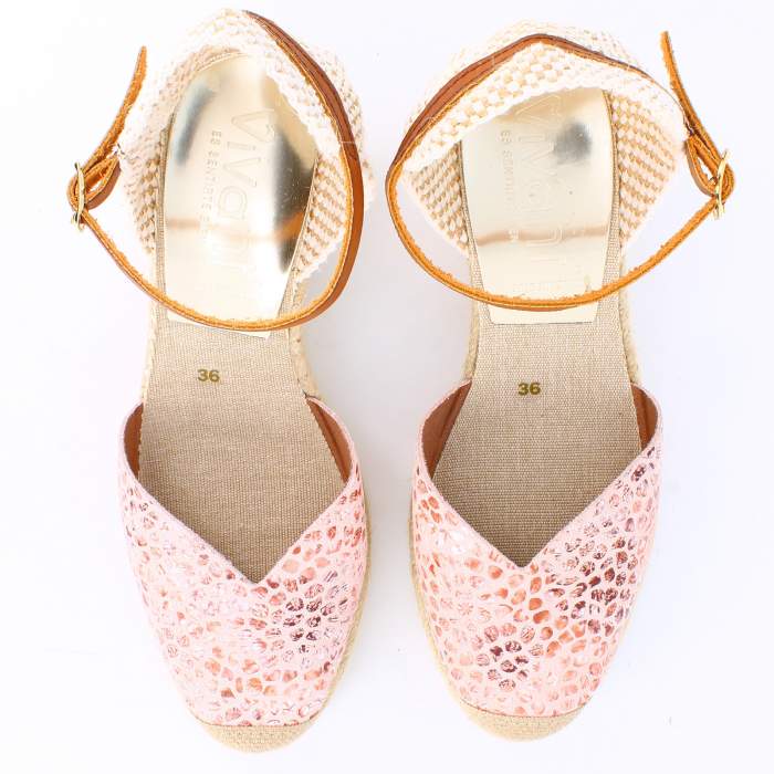 Vista superior de sandalias de yute para señora