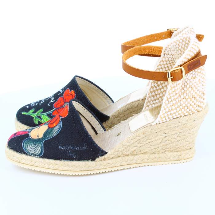 Cuñas negras de mujer con dibujo y tira de piel. Cuñas negras de plataforma