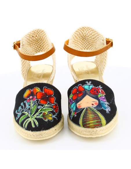 tienda online de Sandalias de yute para Mujer con cuña de esparto con diseño ilustración FLORES en tejido color negro