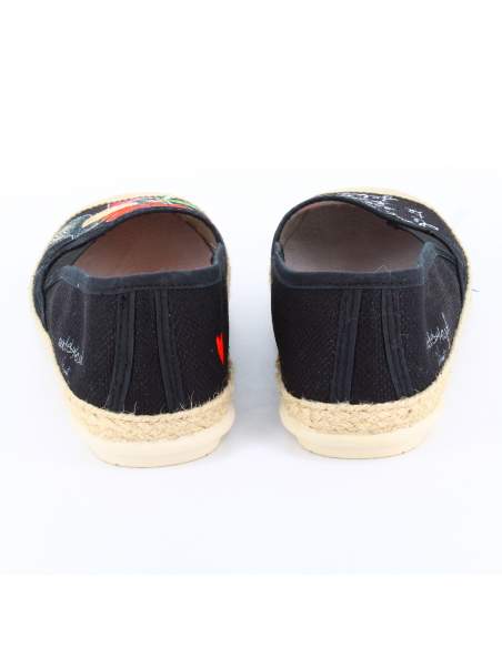 Zapatillas clásicas de camping negras diseñadas por madebycarol
