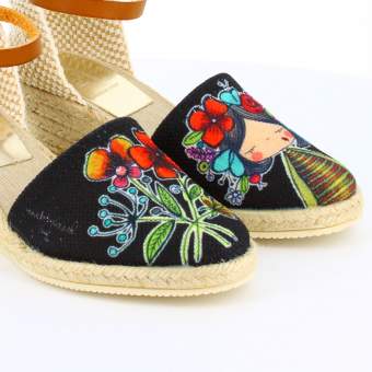 tienda online de Sandalias de yute para Mujer con cuña de esparto con diseño ilustración FLORES en tejido color negro 2