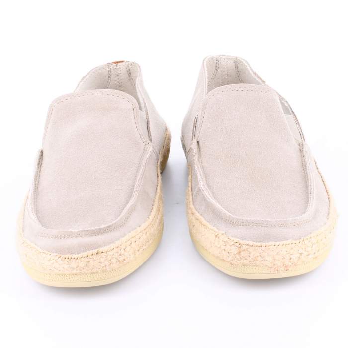 vista frontal de mocasines para hombre en seraje beig