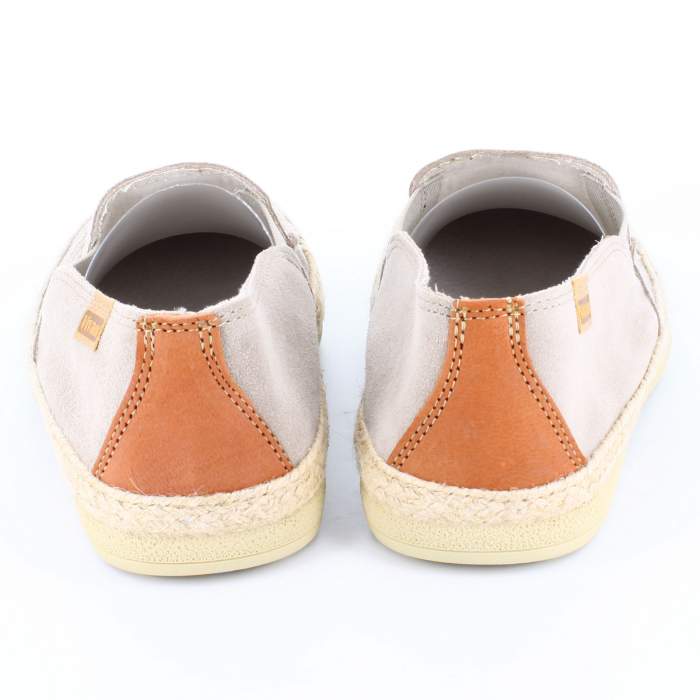 Detalle piel cuero marron en mocasines de serraje beig para hombre