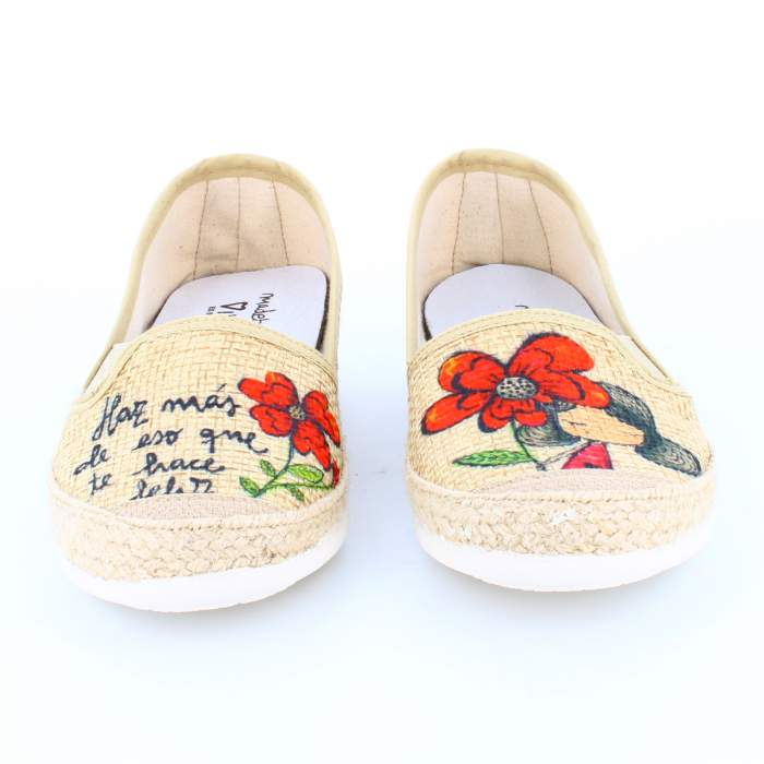 Zapatillas camping negra con suela de esparto en lona beige con diseño original