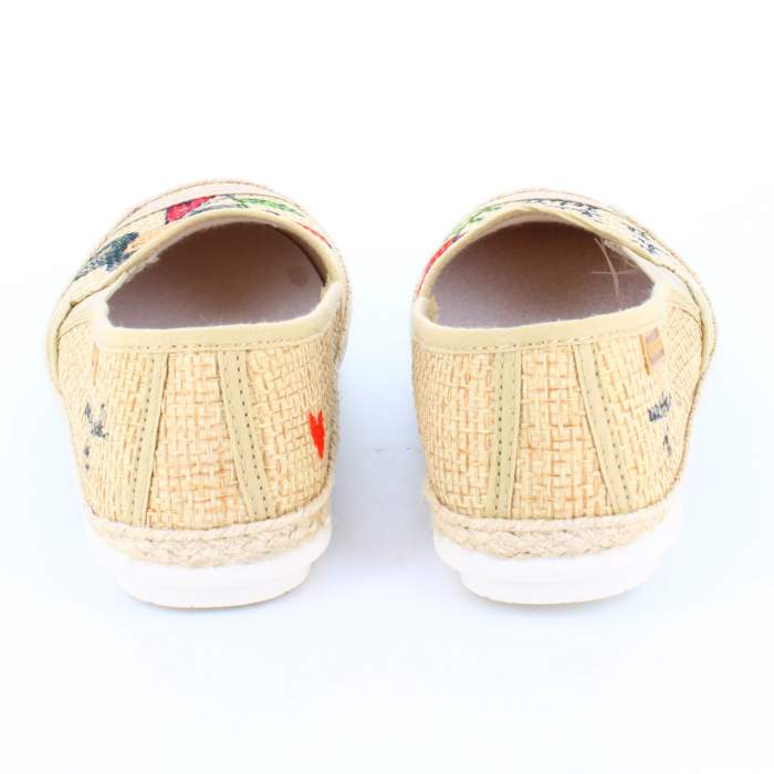 Zapatillas clásicas de camping beige diseñadas por madebycarol