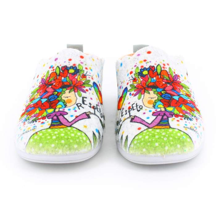 detalle del diseño de las zapatillas de estar por casa vivant