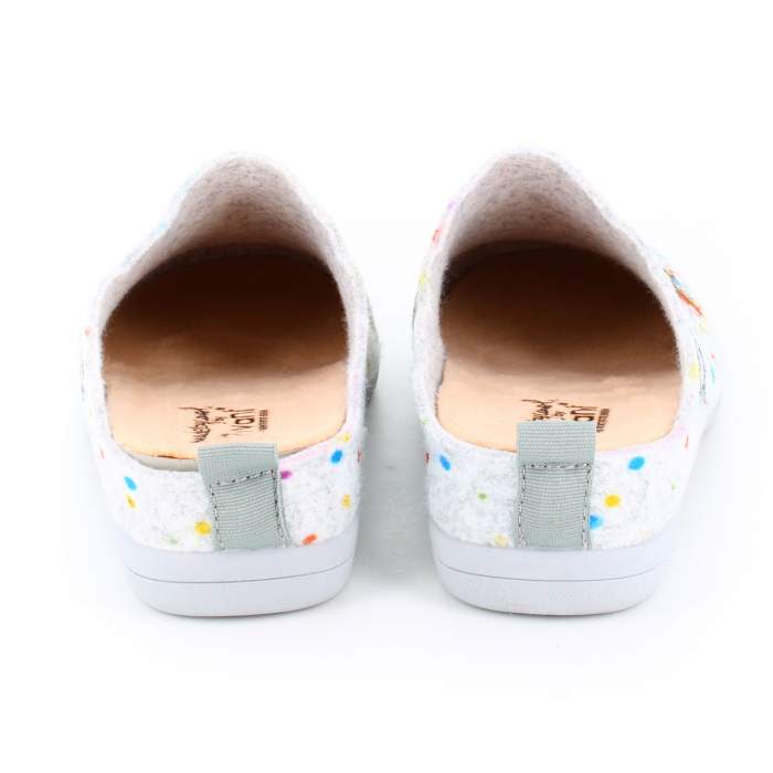 vista interior de las zapatillas de estar por casa