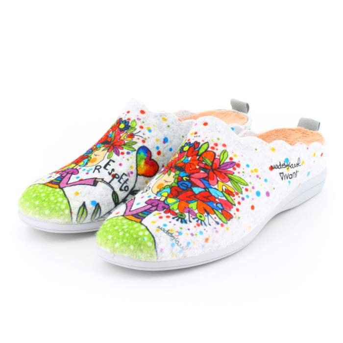 vista frontal de las zapatillas de estar por casa en fieltro beige