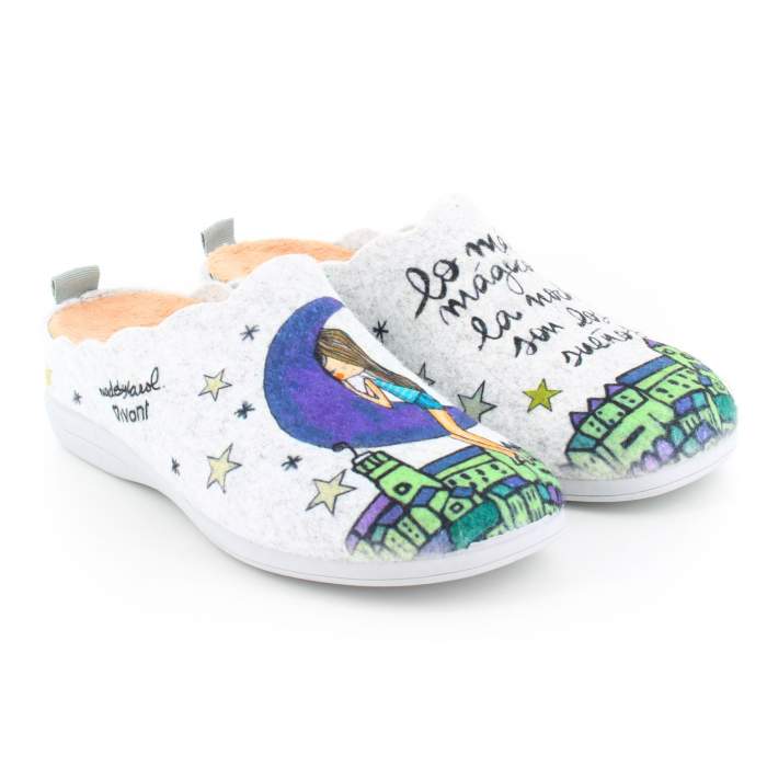 vista lateral de las zapatillas de estar por casa para mujer con ilustración de madebycarol vista lateral de las zapatillas de estar por casa para mujer con ilustración de madebycarol