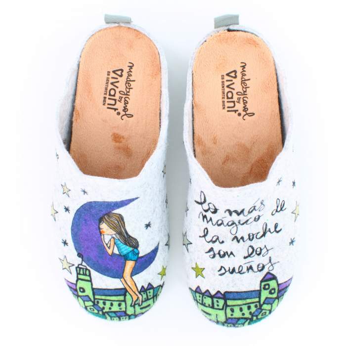 vista superior de zapatillas de estar por casa con frases originales vista superior de zapatillas de estar por casa con frases originales