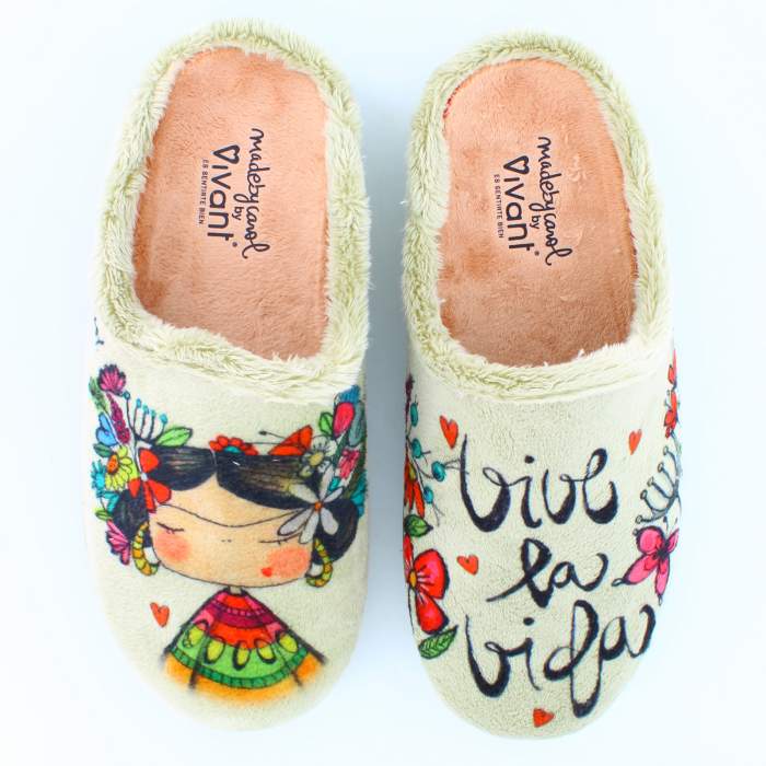 Vista superior de las zapatillas de estar por casa Vivant "Vive la vida"