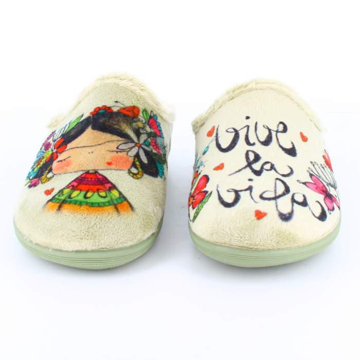 Frontal de las slippers para mujer con ilustraciones de madebycarol y el mensaje "vive la vida"