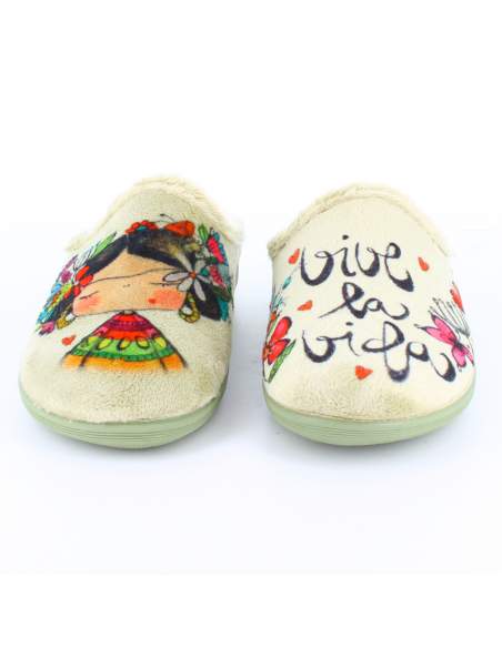 Frontal de las slippers para mujer con ilustraciones de madebycarol y el mensaje "vive la vida"