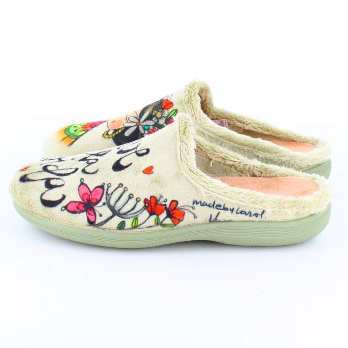 Foto de la vista lateral de las zapatillas de estar por casa para mujer con ilustraciones de MadebyCarol en color verde manzana