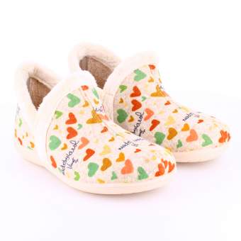 Zapatillas de estar por casa tipo botín con ilustraciones de MadebyCarol y diseño de corazones para mujer 2