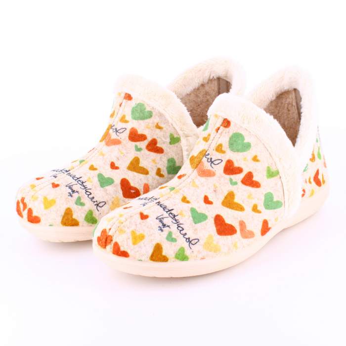 compra las zapatillas de estar por casa tipo botín con ilustraciones de corazones diseñados por MadebyCarol