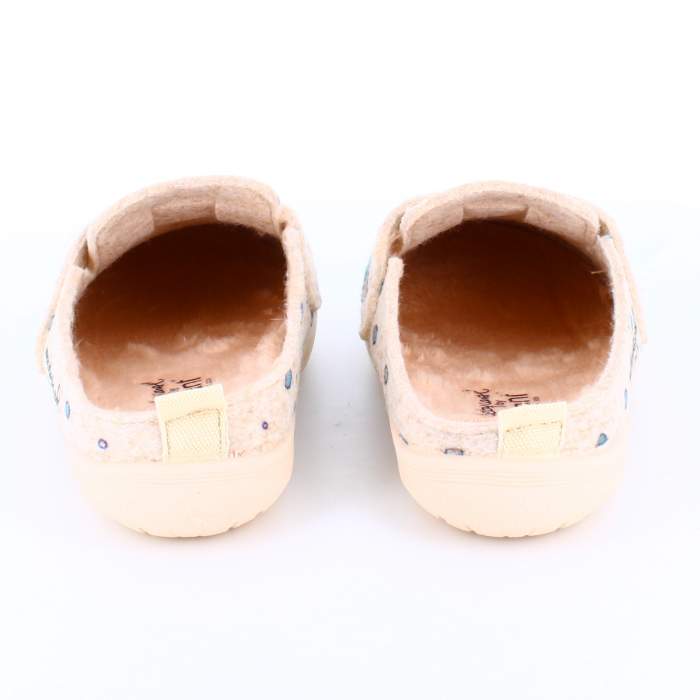 Foto trasera de las zapatillas de estar por casa de madebycaol