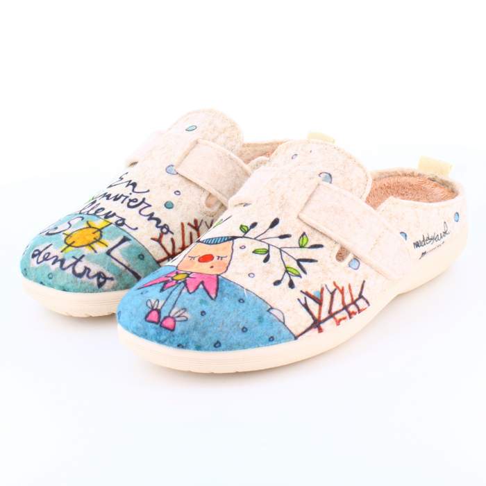 ¡En invierno llevo el sol por dentro! es el mensaje de estas zapatillas de estar por casa tipo zueco