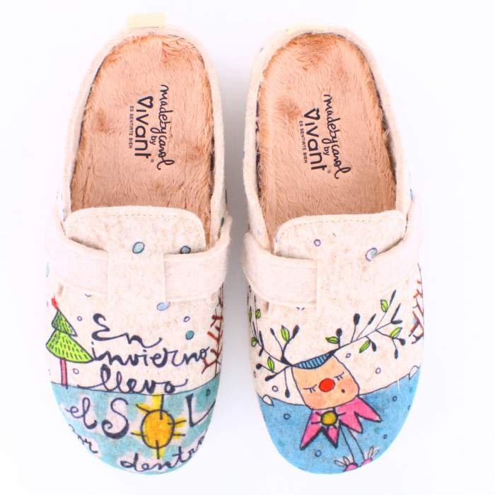 Vista superior de zapatillas de estar por casa con ilustraciones de made by carol