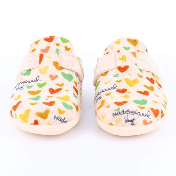 frontal de las zapatillas de estar por casa de fieltro de color beige para mujeres frontal de las zapatillas de estar por casa de fieltro de color beige para mujeres