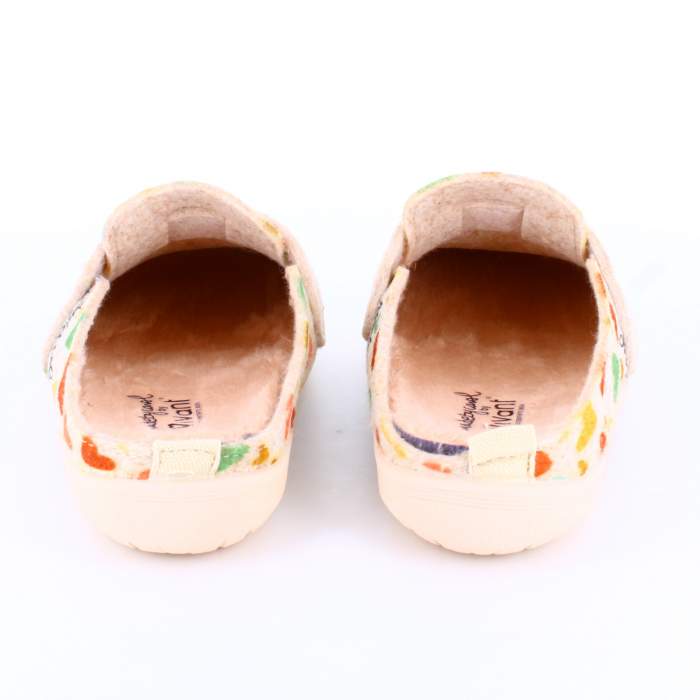 Vista trasera de Zapatillas de estar por casa tipo zueco de fieltro con ilustraciones de madebycarol en color beige Vista trasera de Zapatillas de estar por casa tipo zueco de fieltro con ilustraciones de madebycarol en color beige