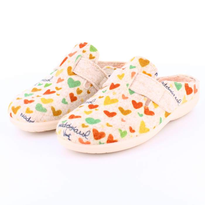 Frontal de las zapatillas de fieltro beige con corazones de la ilustradora española madebycarol Frontal de las zapatillas de fieltro beige con corazones de la ilustradora española madebycarol