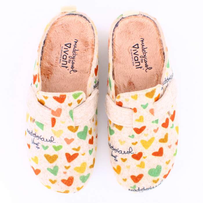 foto superior de las zapatillas de estar por casa en color beige foto superior de las zapatillas de estar por casa en color beige