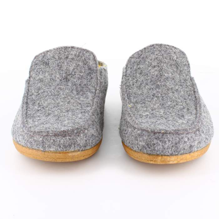 frontal de las zapatillas grises de hombre