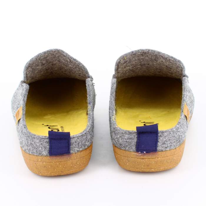 vista trasera de las zapatillas de estar por casa para hombre