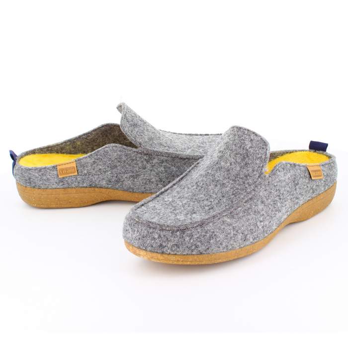 zapatillas grises de estar por casa