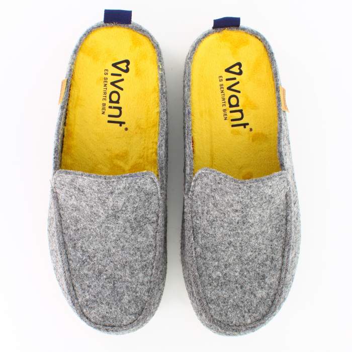 vista superior de las zapatillas de estar por casa para hombre