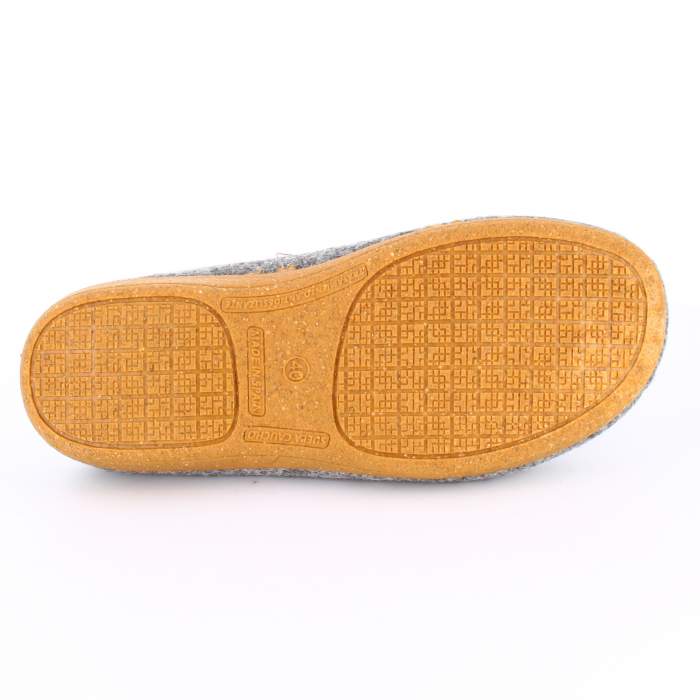 suela de goma de las zapatillas de estar por casa gris