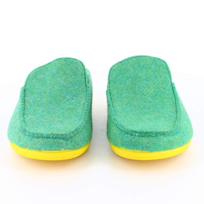 Vista frontal de las zapatillas verdes de vivant