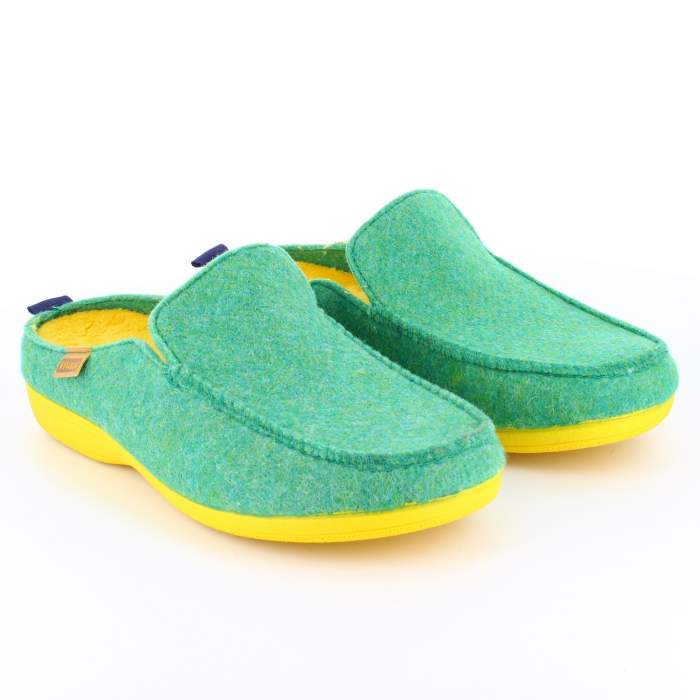 Zapatilla de estar por Casa fabricadas en Fieltro de color verde Kaki y suela de goma amarilla para hombre