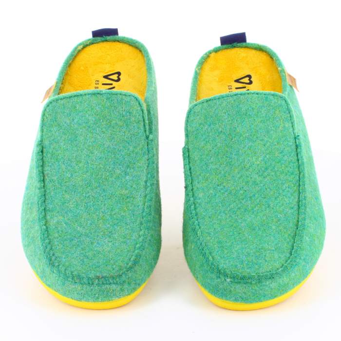 Zapatilla de estar por Casa fabricadas en Fieltro de color verde Kaki y suela de goma amarilla. Slippers para hombre originales