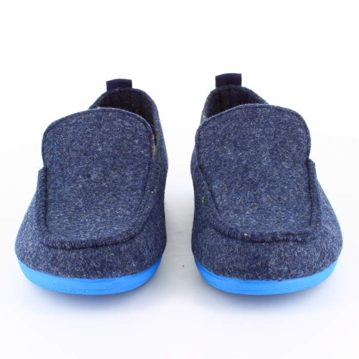 frontal de las zapatillas de estar por casa para hombre en color marino