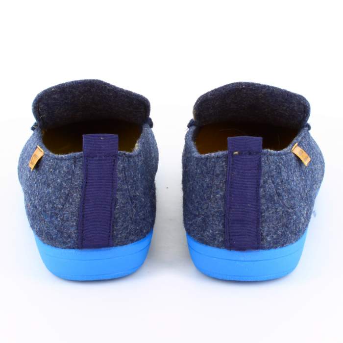 vista trasera de las zapatillas de estar por casa de fieltro azul marino para hombre