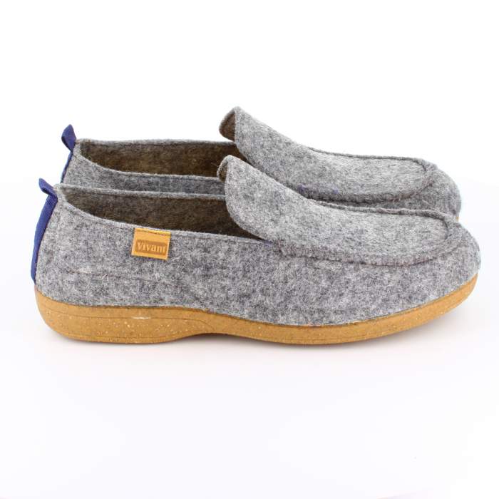 Lateral de zapatilla de fieltro gris para hombre