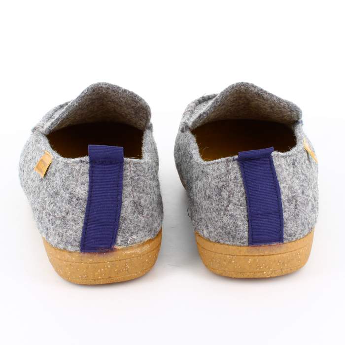 Vista trasera de zapatilla de estar por casa con fieltro gris