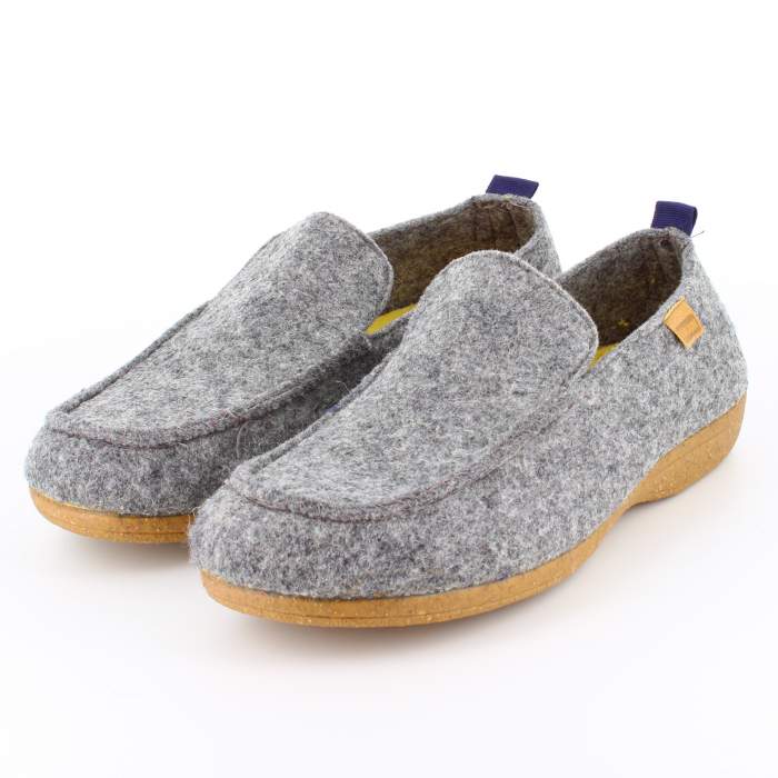 Vista frontal de zapatillas de estar por casa para hombres