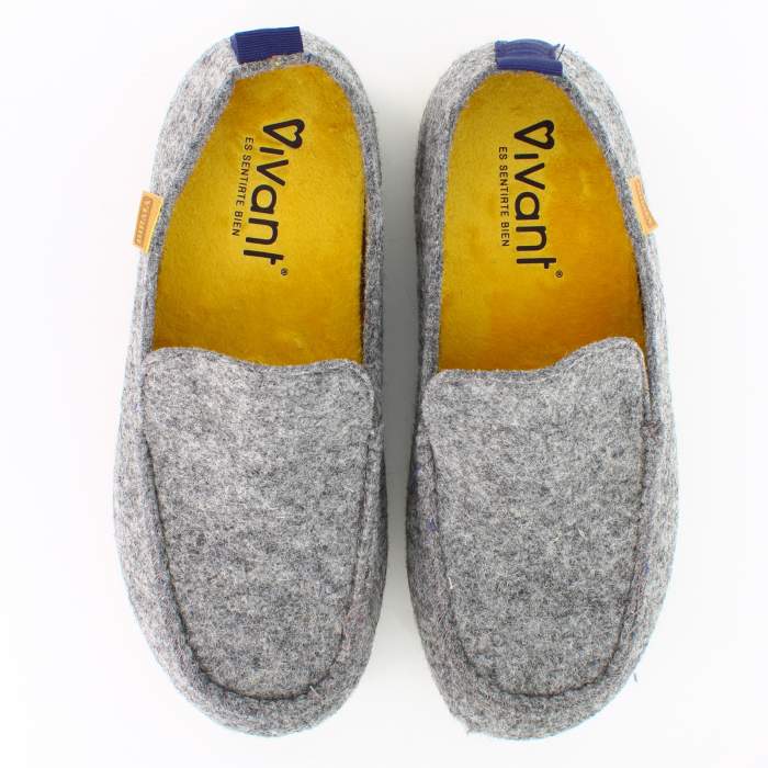 Vista superior de las zapatillas de estar por casa para hombre