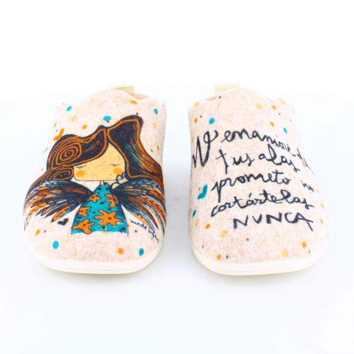 Zapatilla de estar por casa con ilustración de made by carol Me enamoré de tus alas, prometo no cortarlas nunca