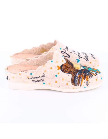 zapatillas de casa para mujer con mensajes originales y fabricadas en color beige